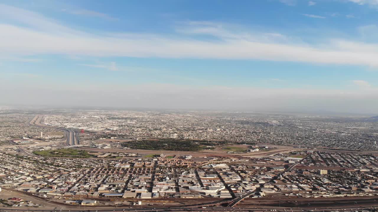 toma aérea de drones que se eleva lentamente de el paso, texas, mirando a través de la frontera entre estados unidos y méxico y hacia juárez, méxico