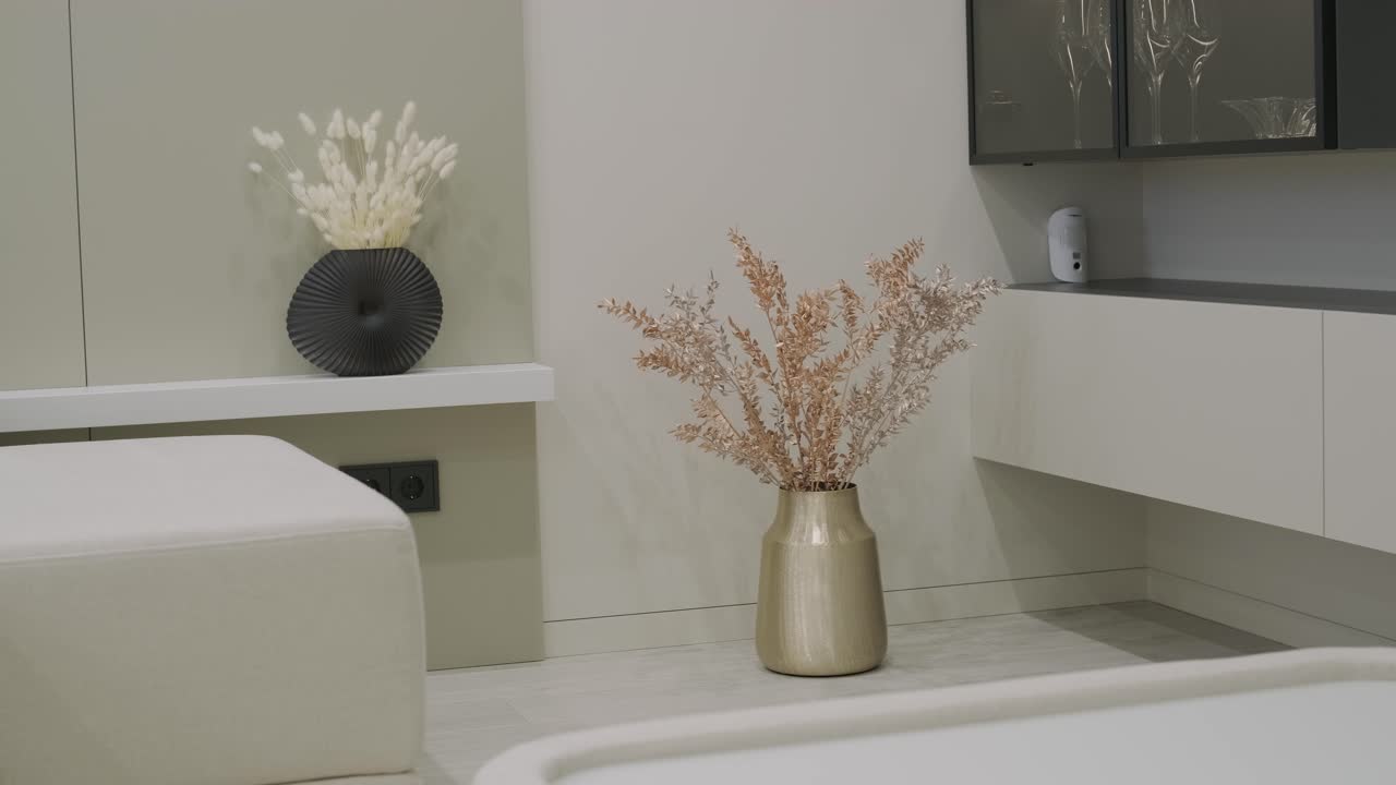 diseño y decoración de interiores modernos de sala de estar con sofá blanco en la sala de estar, mesa de comedor y sillas de madera, mostrador de cocina y armarios.