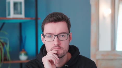 el joven reflexiona sobre la inspiración de la idea