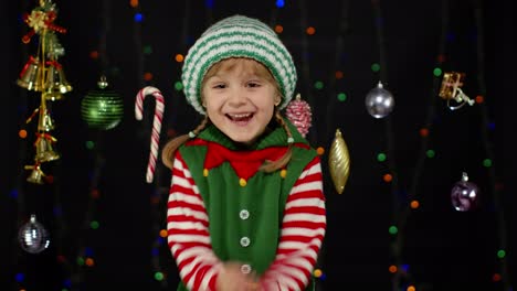 Niña-Emocionada-Disfrazada-De-Elfo-Navideño-De-Ayudante-De-Papá-Noel.-Niño-Haciendo-Gesto-Ganador,-Diga-Sí