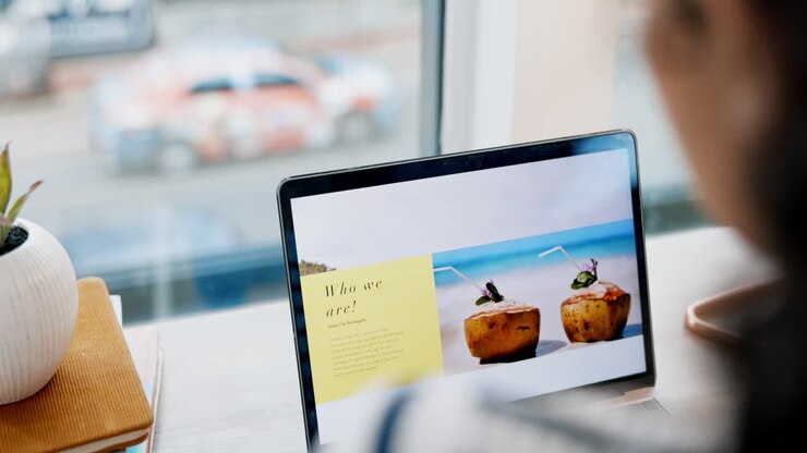 Kvinde, bærbar computer og skærm, der browser rejsehjemmeside