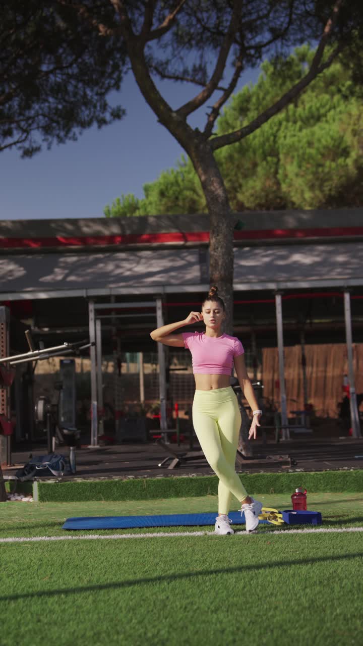 mujer haciendo ejercicio al aire libre