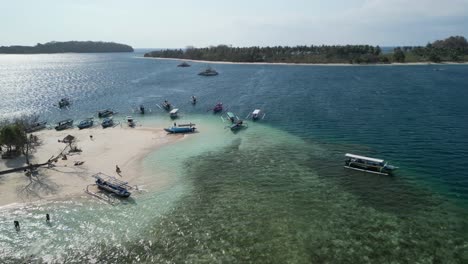 antena de gili kedis, una encantadora pequeña joya ubicada en el área de sekotong de indonesia, destino perfecto para disfrutar de tiempo de calidad con amigos y familiares