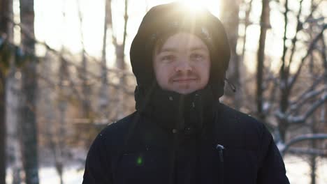 junger mann im schneebedeckten wald