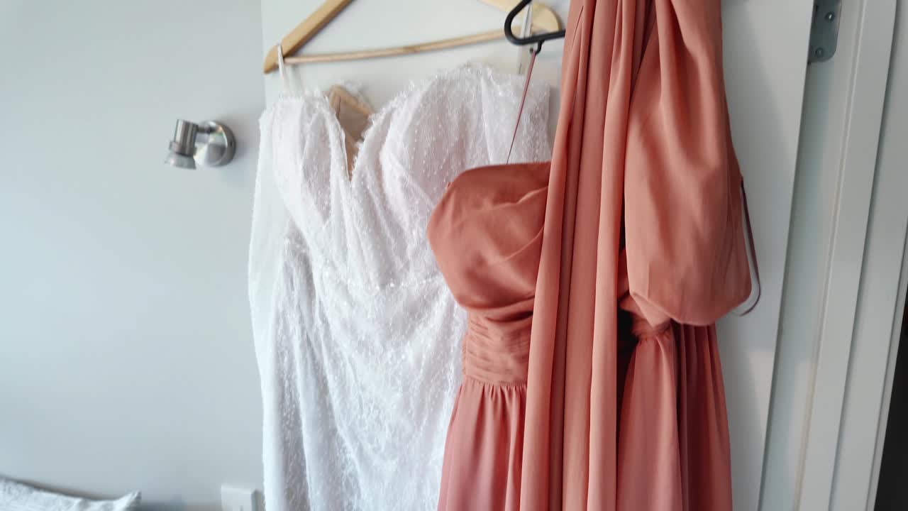 Фотография элегантного белого свадебного платья