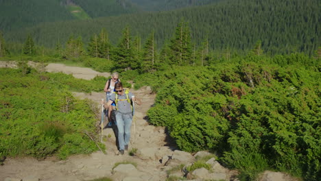 Ein-Paar-Reisende-Mit-Rucksäcken-Gehen-Den-Bergpfad-Hinauf-4k-Video