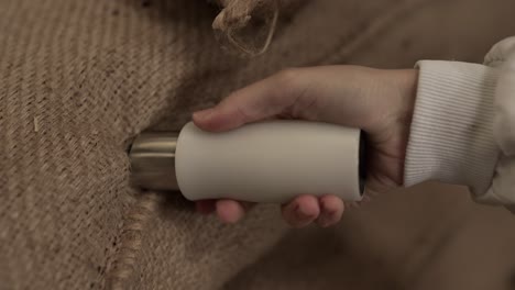 extraer granos de cacao crudos de un saco
