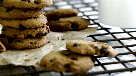 galletas de chocolate y un vaso de leche para el desayuno. 4k primer plano
