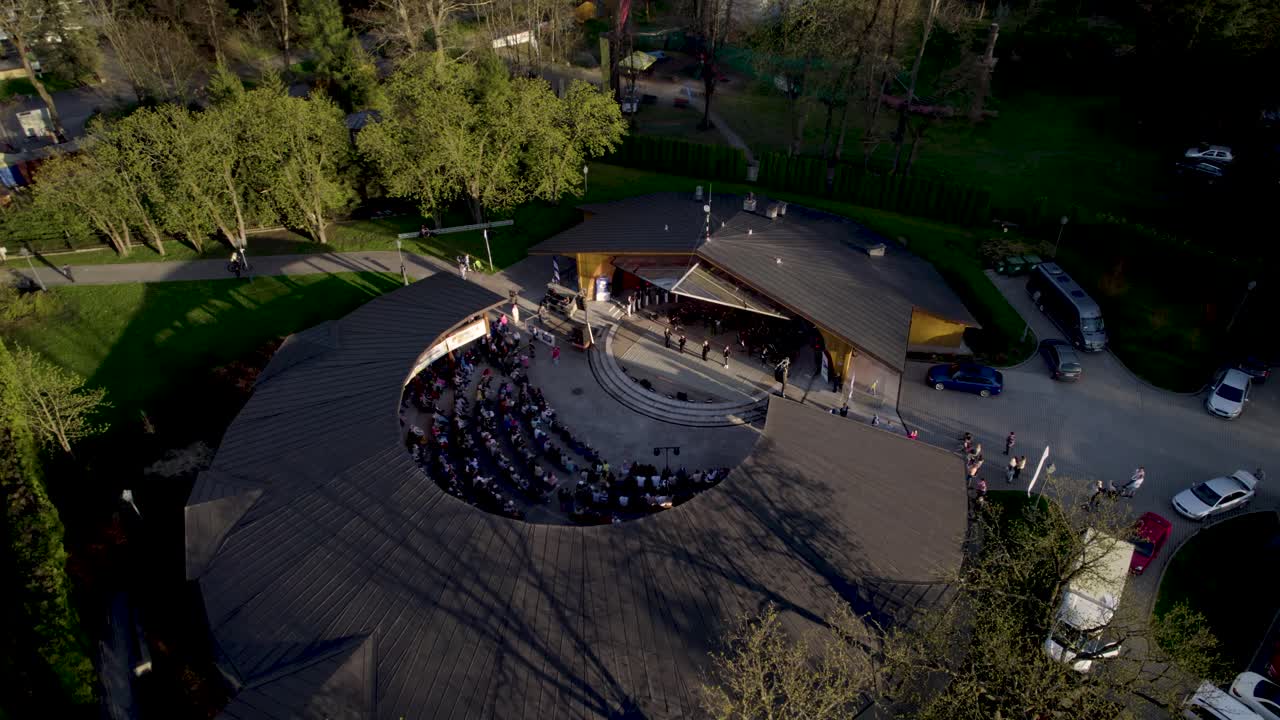 toma aérea del lugar del concierto al aire libre durante la actuación de los músicos