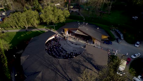 toma aérea del lugar del concierto al aire libre durante la actuación de los músicos