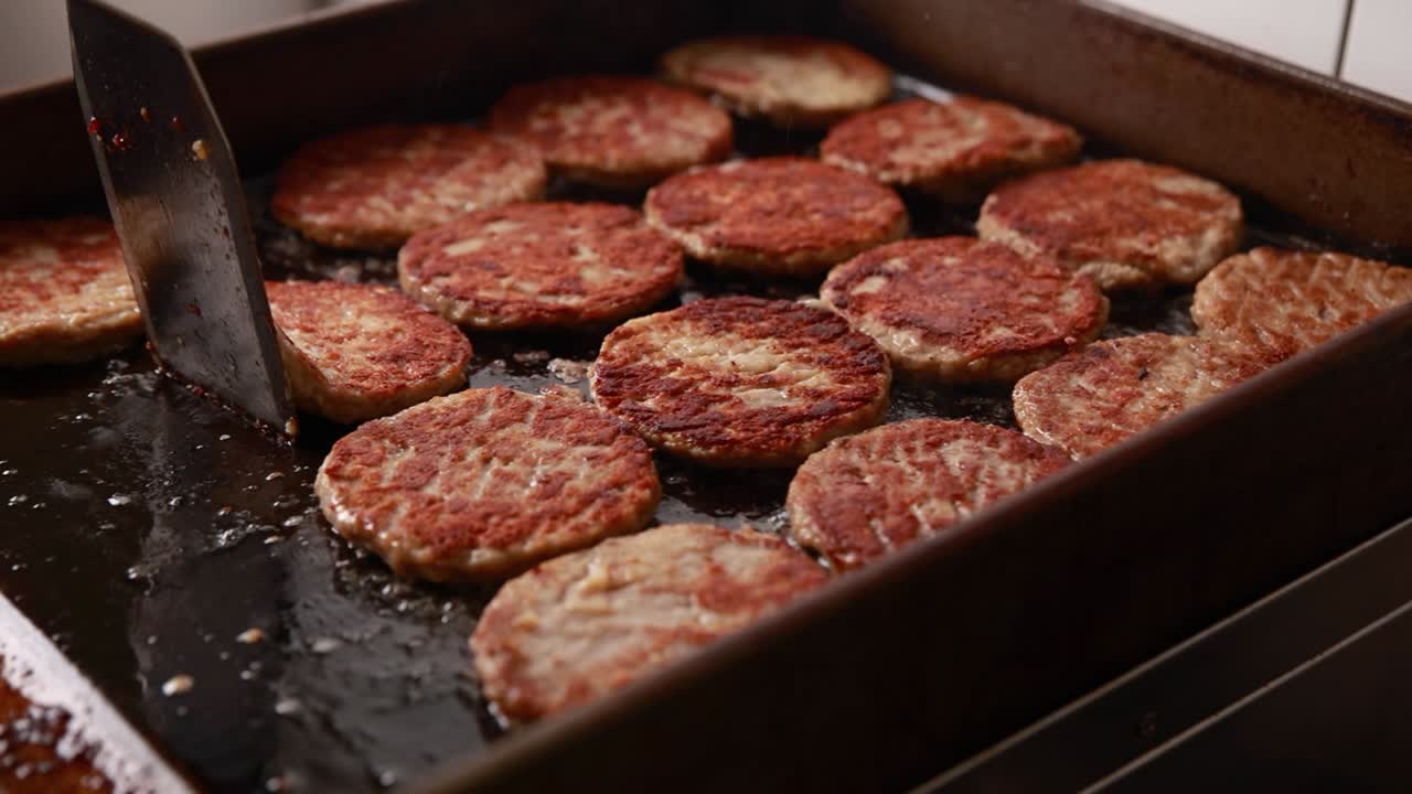 에 긴 햄버거가 요리되고 있다