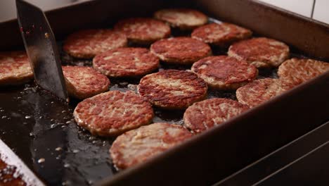 hamburguesas fritas cocinando en una sartén