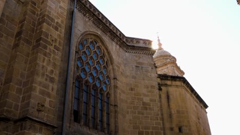 finestra gotica, cattedrale di san martiño, ourense, spagna