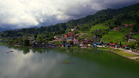 impresionante vista aérea de un pueblo a la orilla del lago phowa en las estribaciones de la montaña annapurna en pokhara, nepal