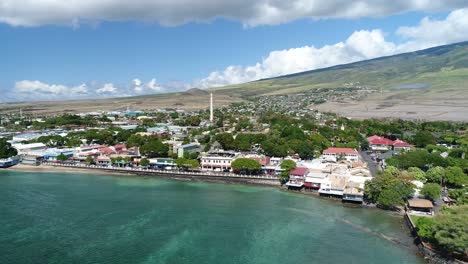 tomada aérea cinematográfica de la histórica calle principal de lahaina maui antes de los incendios forestales