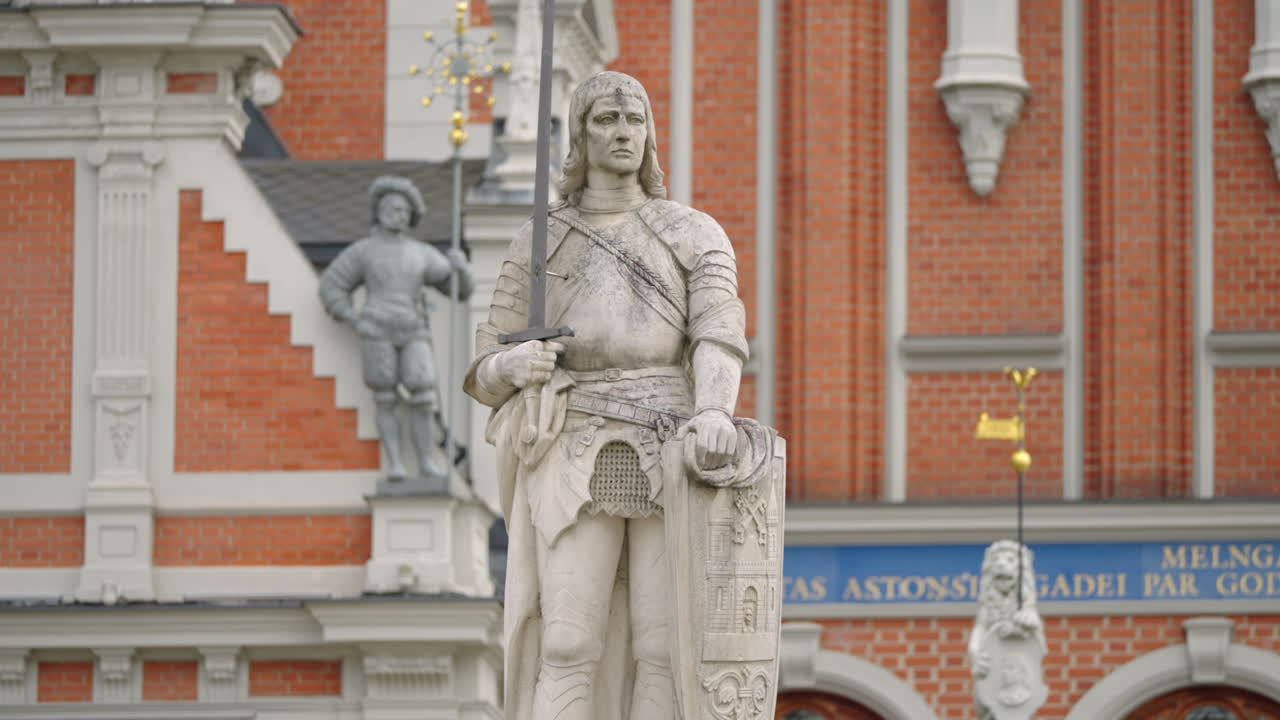 vieja riga, letonia estatua de la casa de los puntos negros