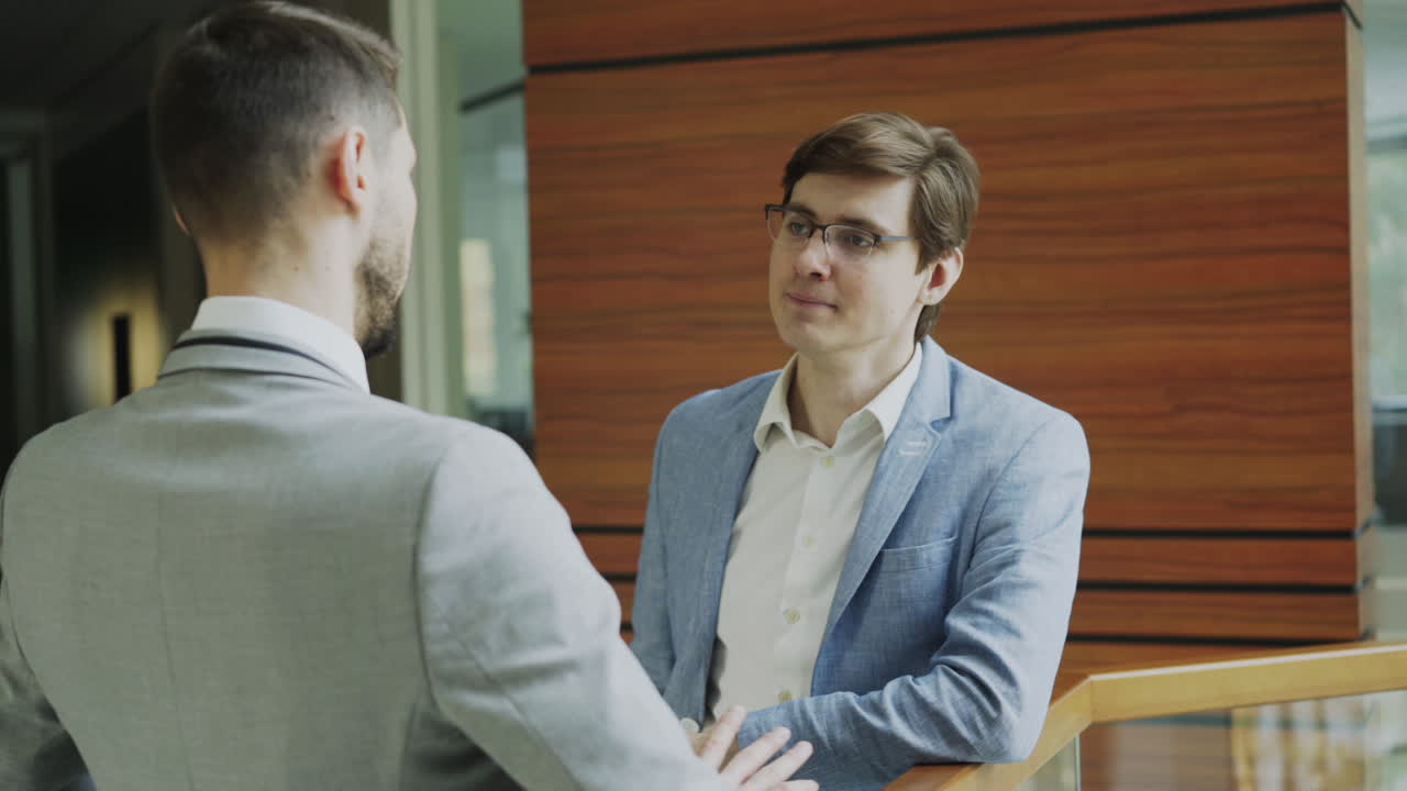 Empresários Discutindo em Escritório Moderno