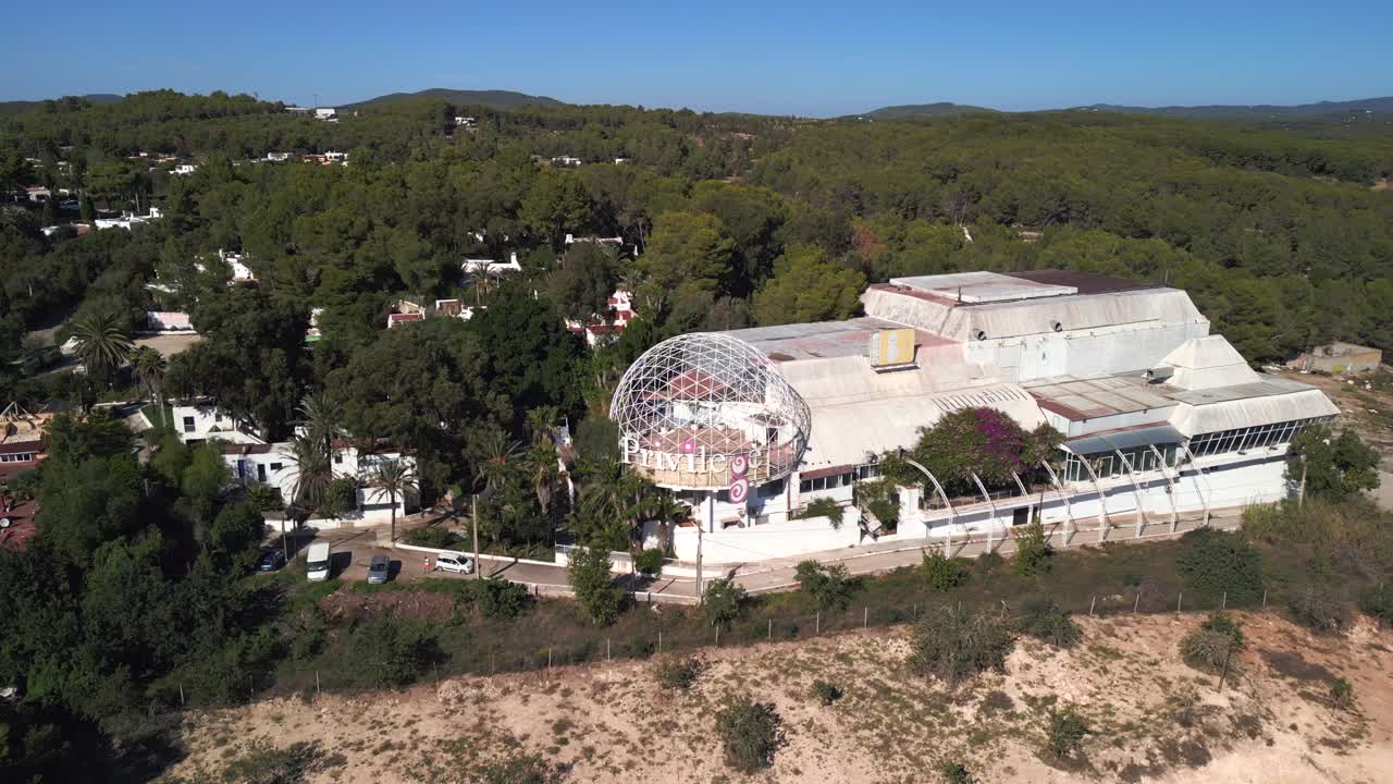 impresionante vista aérea vuelo trípode estático flotando en la isla de drones ibiza abandonó el privilegio de la discoteca, otoño de 2022