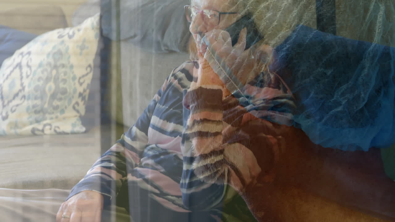 animación de cirujanos en la sala de operaciones sobre mujeres mayores caucásicas.