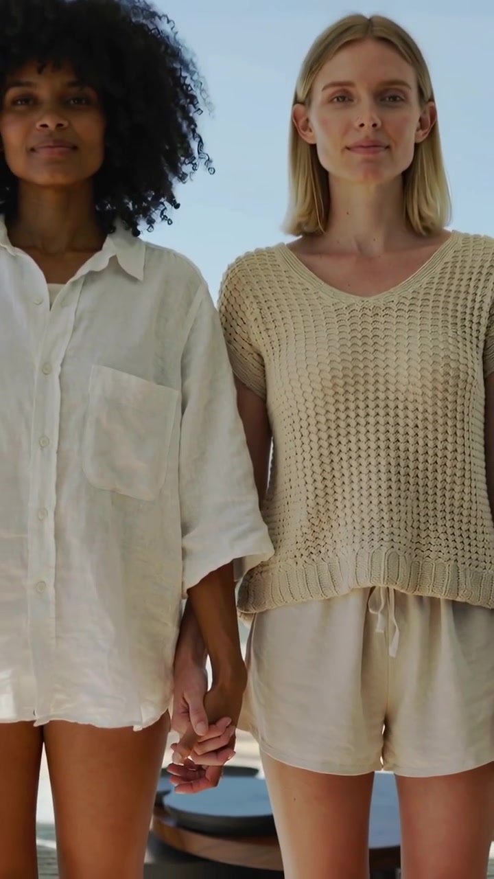 Verticale video: Terugtrekkende camera, vrouwen staan op dek handen vasthoudend voor troost, linnen shirt