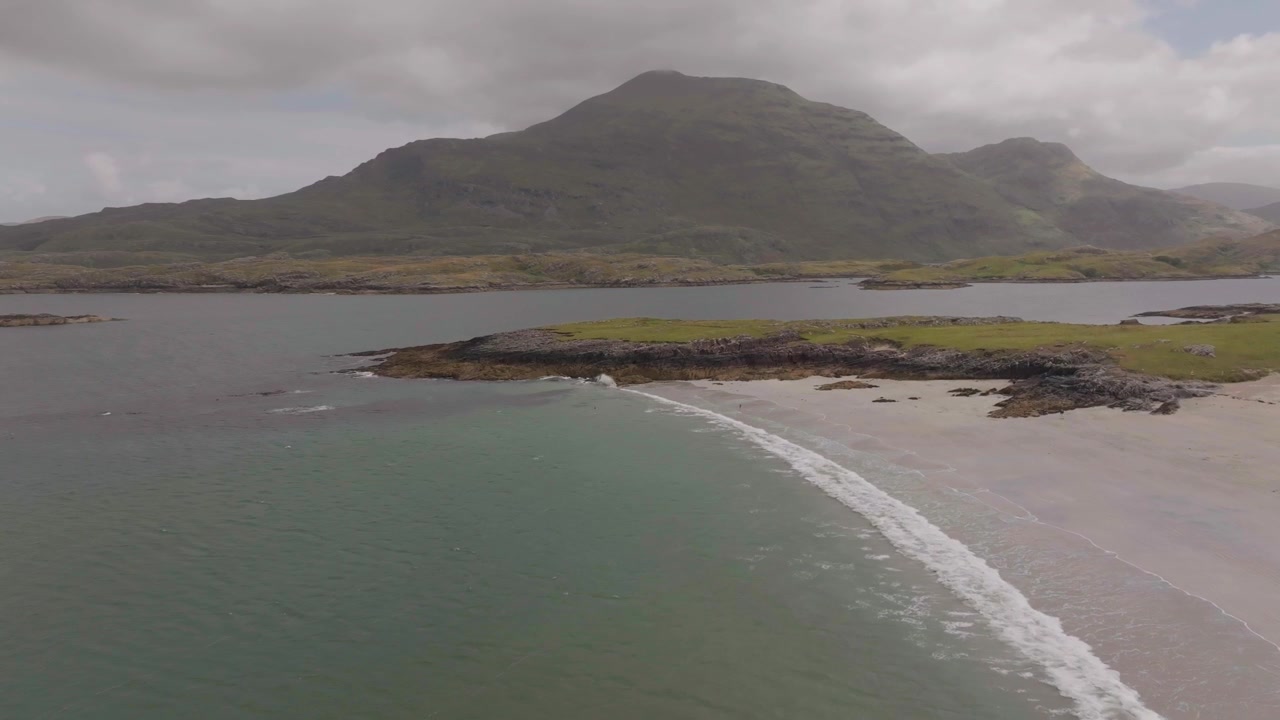 Una pintoresca toma aérea de la playa Glassilaun con arena blanca y agua turquesa cerca del fiordo de Killary. Perfecta para documentales de viajes y temas de sostenibilidad