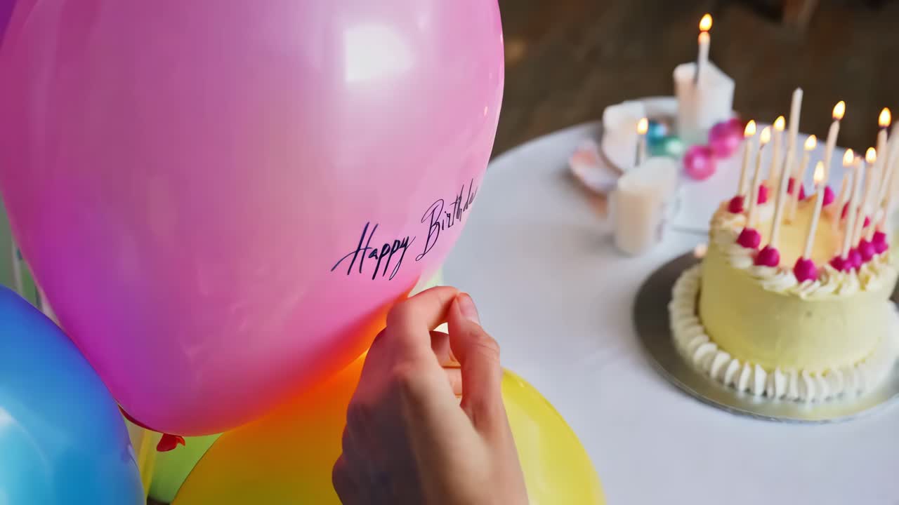вечеринка по случаю дня рождения с воздушными шарами и тортом