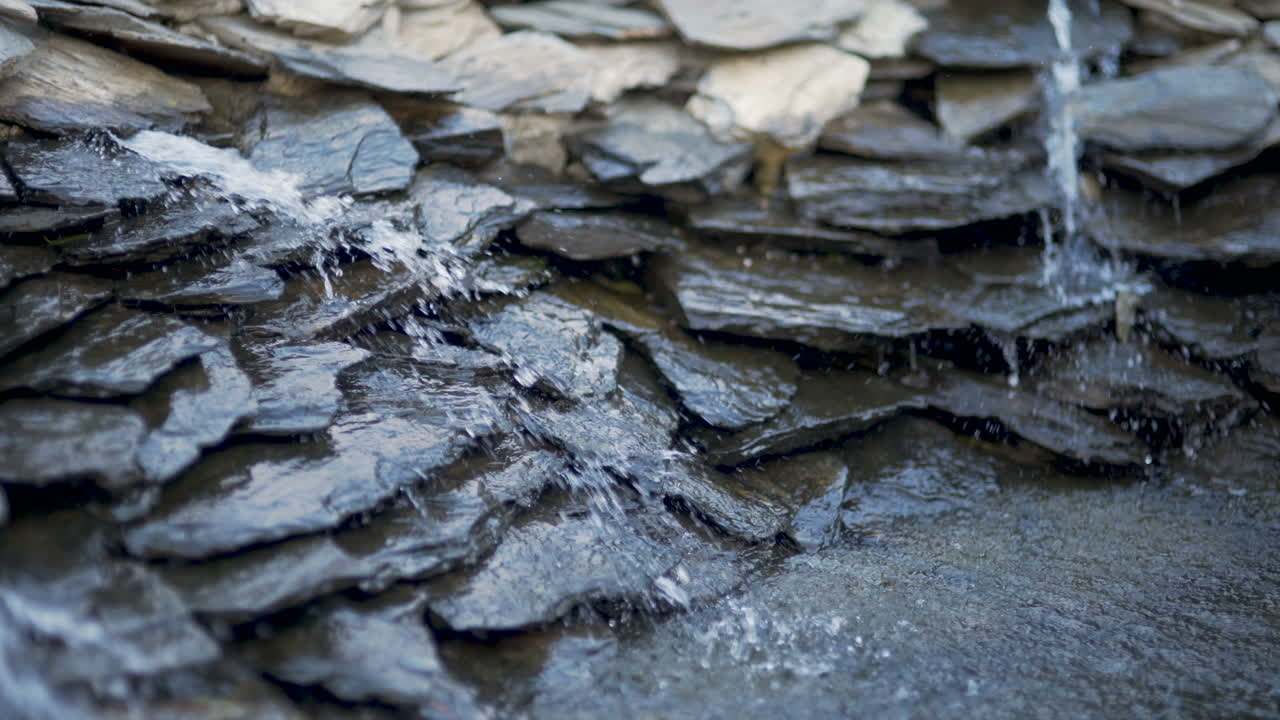 정원 흐르는 물에 작은 폭포