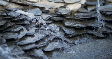 Kleiner-Wasserfall-Im-Garten-Fließendes-Wasser