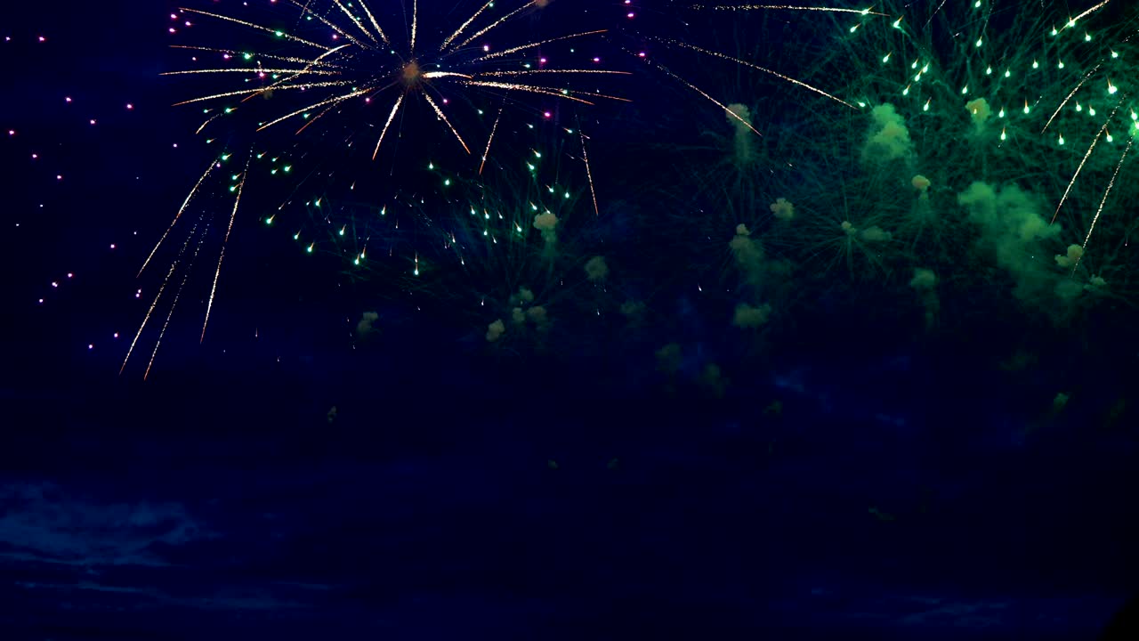 fuegos artificiales en el cielo nocturno