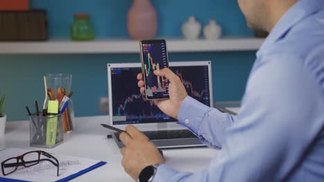 el hombre que sigue el intercambio de criptomonedas hace cálculos.