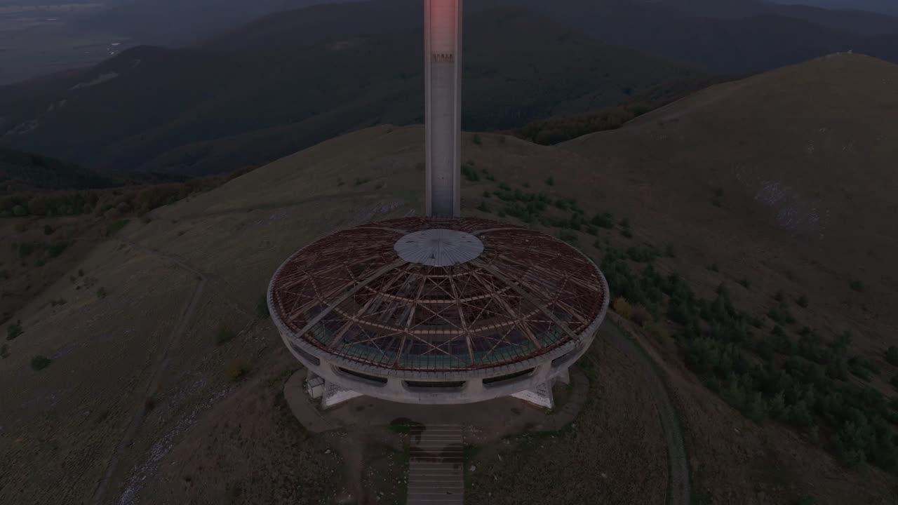 Scatto aereo dell'abbandonato Buzludzha a forma di UFO all'alba, Bulgaria