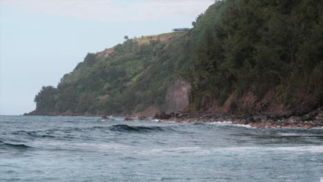 poderosas olas rompen contra la costa rocosa en la isla de hawaii