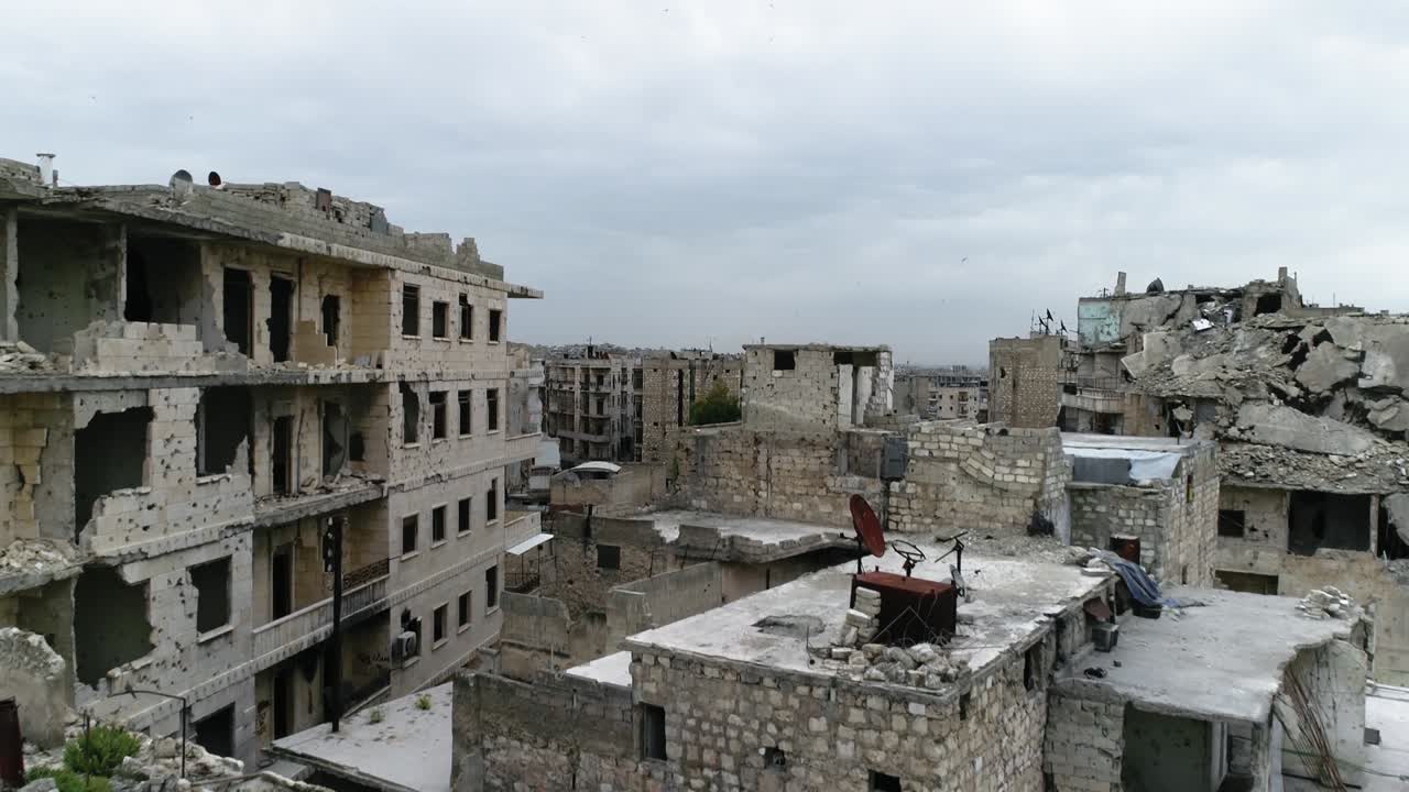 telhados de edifícios em aleppo. eles estão em ruínas após a guerra e permanece nesta condição, com pássaros no céu 4k