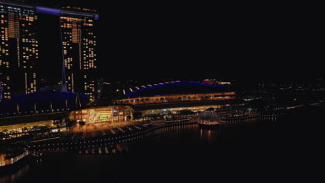 las arenas de la bahía de marina por la noche