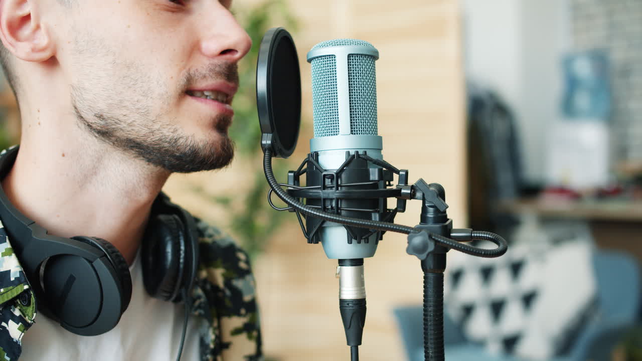 hombre cantando en un micrófono