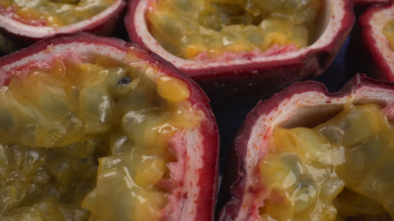 파션프루트 (passion fruit) 를 회전시키는, 매운 열대 마라쿠야, 맛있는 이국적인 과일, 4k 매크로