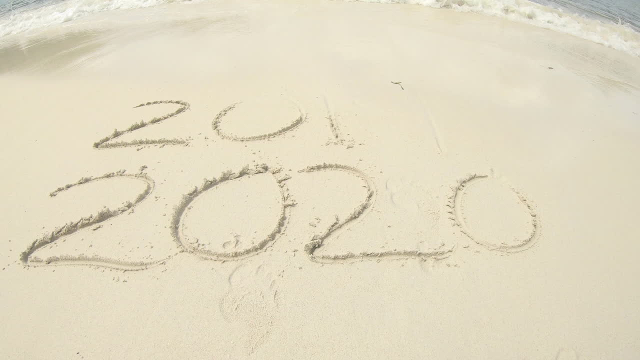 2020 scritto nella sabbia sulla spiaggia