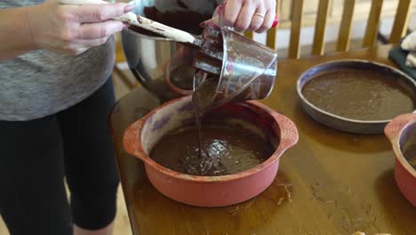 medir la masa de pastel y verterla en un