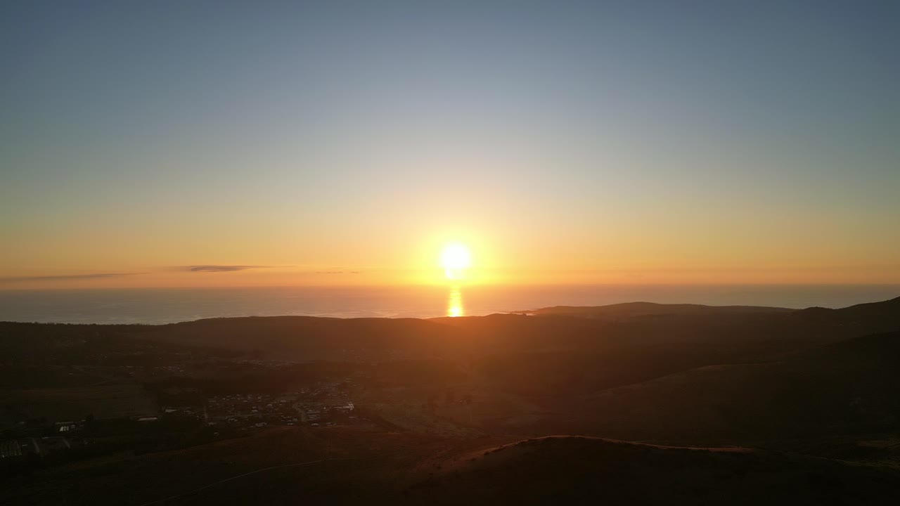 il sole che scende sulle coste del cile