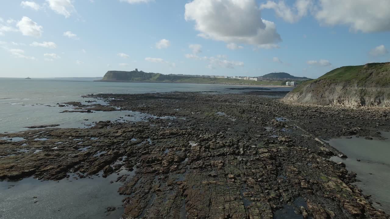 절벽, 해안선, 바다 및 성이 있는 노스 베이, 스카버러, 노스 요크셔의 공중 접근 보기