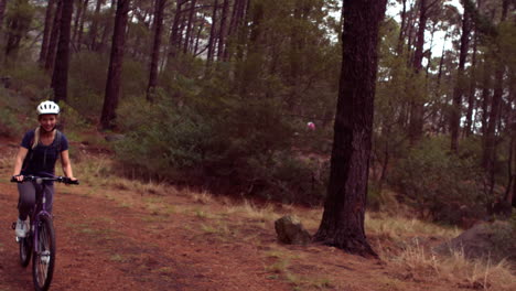 Pareja-En-Bicicleta-Por-Un-Bosque