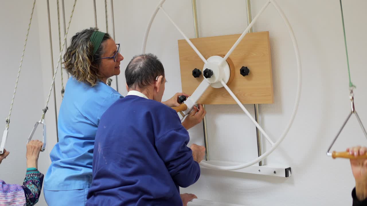 sesión de fisioterapia con un paciente de edad avanzada