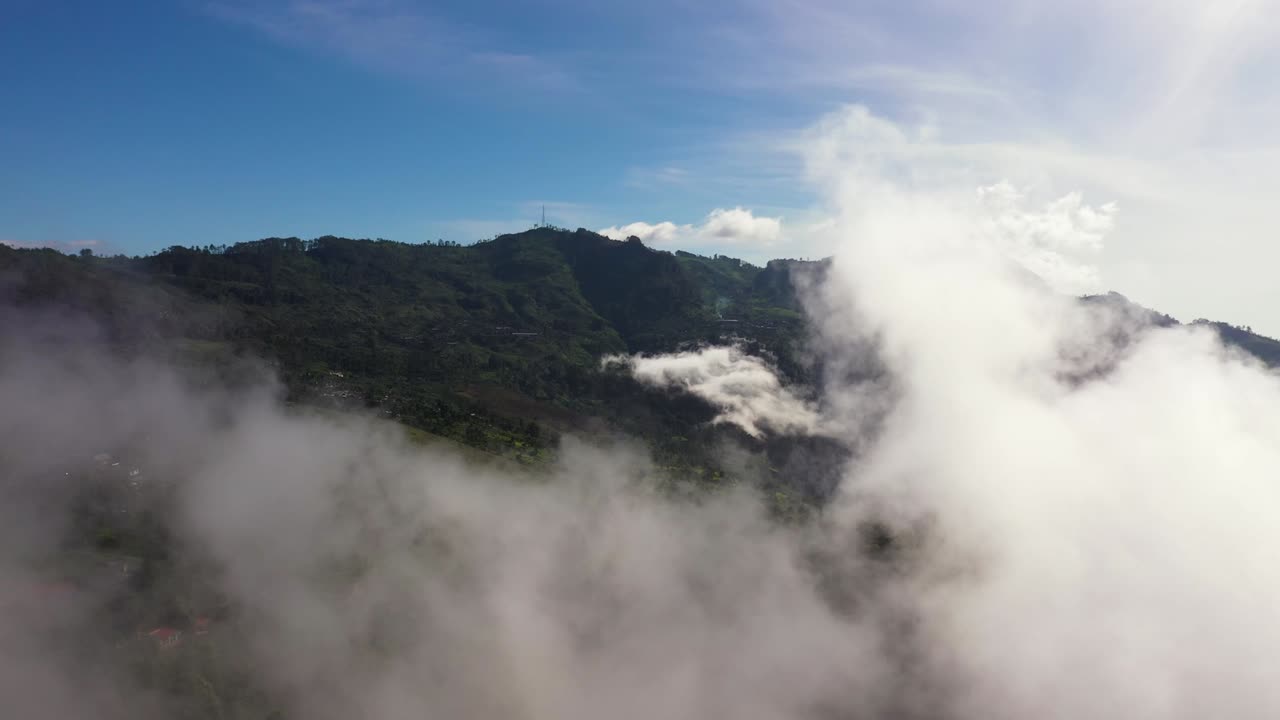 열대 산맥의 공중 풍경.