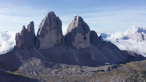 Luftflug-Zu-Den-Berühmten-Türmen-Tre-Cime-Di-Lavaredo-Bei-Sonnenaufgang-Mit-Dichter-Wolkenlandschaft-Im-Hintergrund