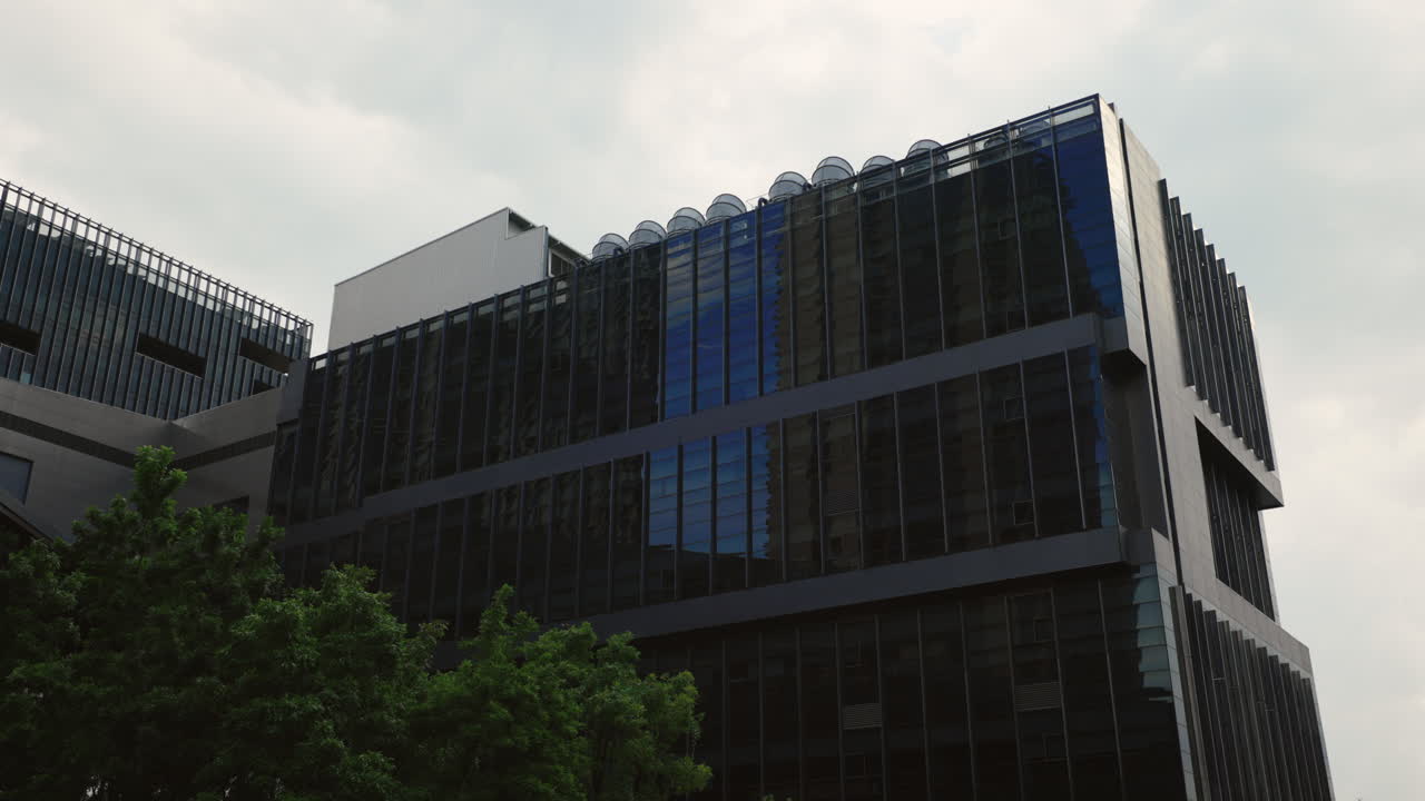 exterior de un edificio de oficinas moderno