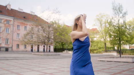 hermosa mujer bailando sola en una plaza pública 1