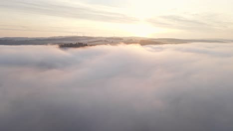 El-Sol-Saliendo-Sobre-Un-Valle-Lleno-De-Niebla-En-El-Oeste-De-Alemania