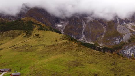 Impresionante-Toma-Aérea-De-Las-Montañas-Hochkonig,-Alpes-Austriacos-Con-Glaciar,-Nubes