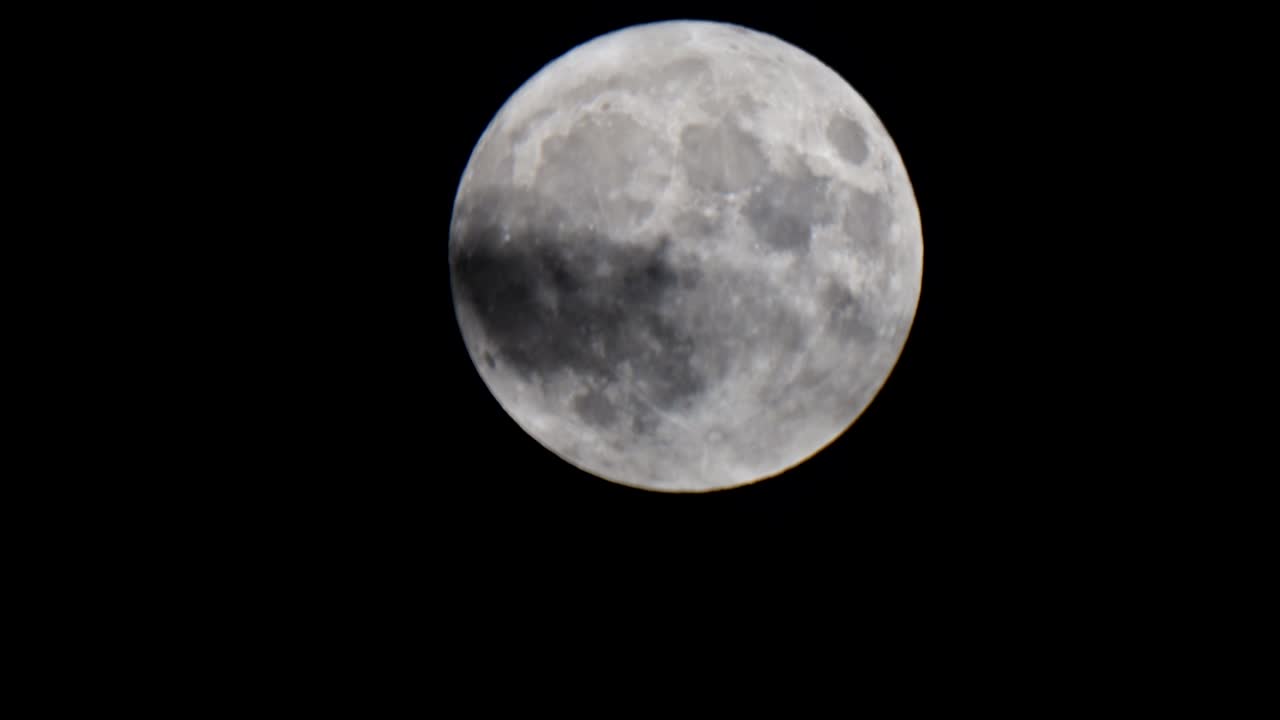 Céu noturno misterioso com lua cheia e nuvens dramáticas sob o luar da lua cheia