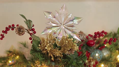 Arrangieren-Der-Spitze-Des-Weihnachtsbaums-Mit-Dekorationen-Und-Opaleszierendem-Stern